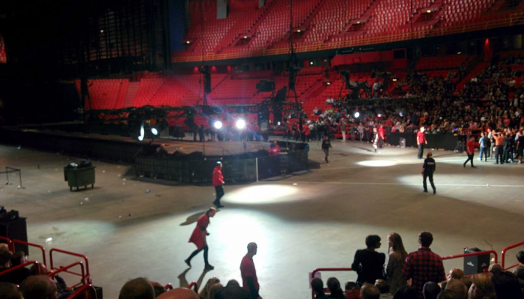 Säkerhetspersonal söker igenom Ericsson Globe Arena, september 2015 (foto: u2.se / Simon)