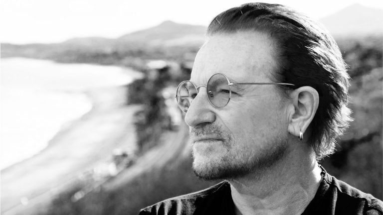 Porträtt av Bono i Killiney, 2022 (foto: John Hewson)