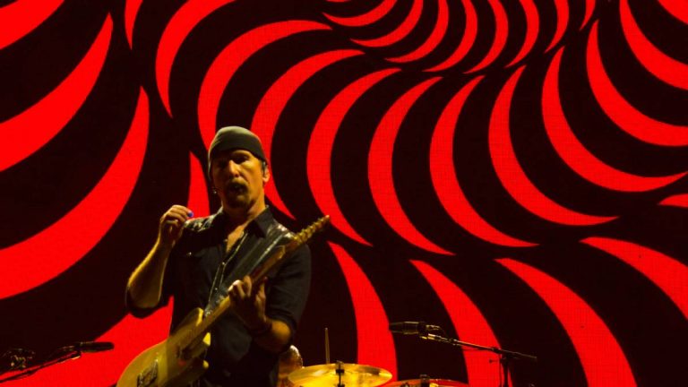 The Edge spelar "Vertigo" på scen i Cleveland under Joshua Tree turnén år 2017 (foto: mikeanderson929)