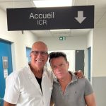 U2:s trummis Larry Mullen Junior (till höger) med specialistläkaren Michel Gaillaud (till vänster) i Frankrike, September 2022.