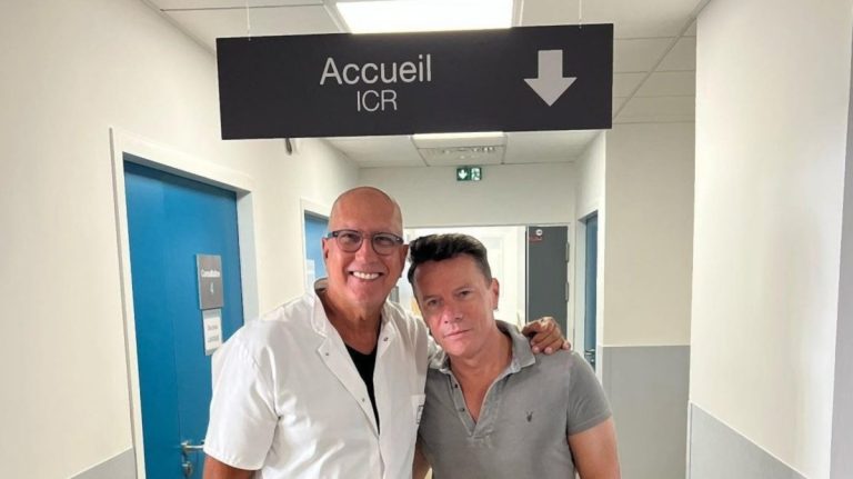 U2:s trummis Larry Mullen Junior (till höger) med specialistläkaren Michel Gaillaud (till vänster) i Frankrike, September 2022.