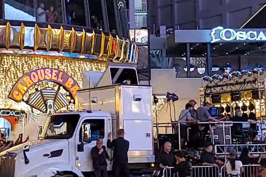 Lastbil med U2:s medlemmar för musikvideoinspelning av ny singel på Fremont Street i Las Vegas