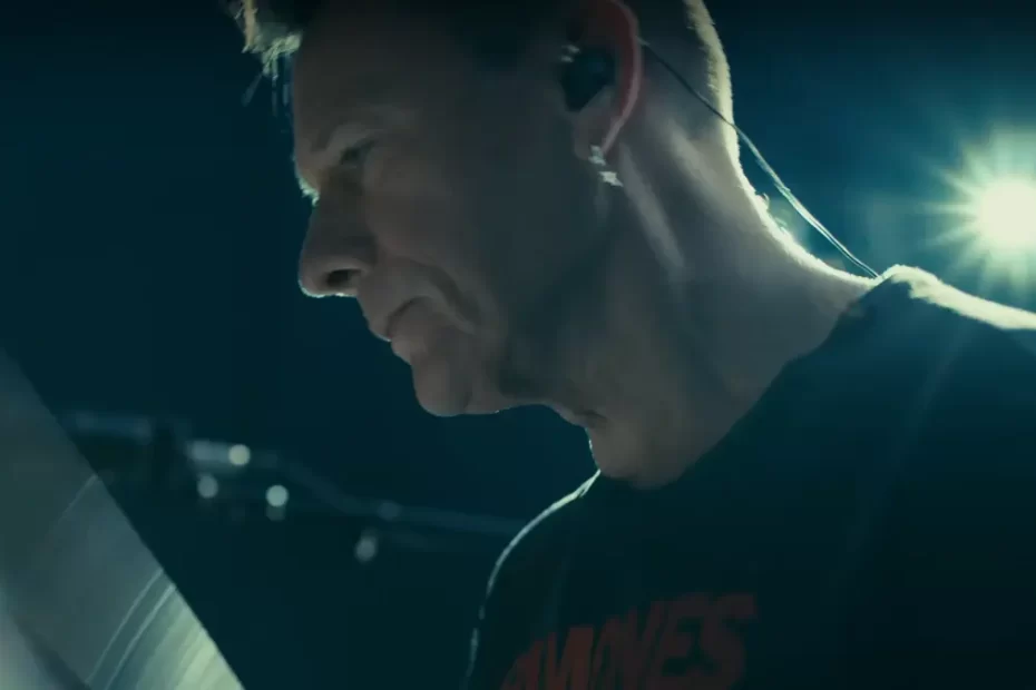 Larry Mullen Junior trummar i musikvideon för "Atomic City) (Foto: skärmdump via YouTube)