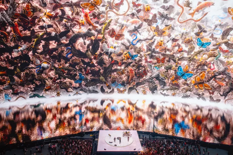 Konstverket "Nevada Ark" av Es Devlin visas på skärmen på Sphere i Las Vegas under en U2-konsert (foto: Phillip Lebowitz)